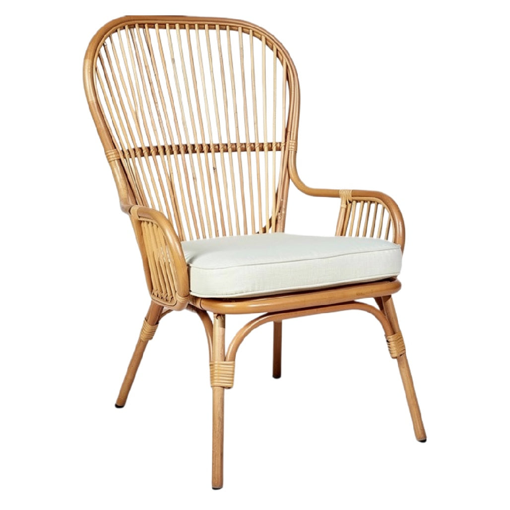 **Titel: Elegante Rotan Fauteuil met Kussen en Hoge Rugleuning**